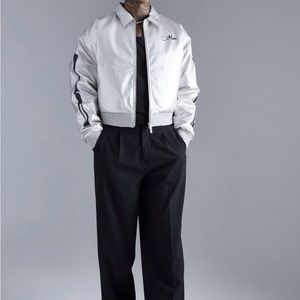 Xl silver bomber jacket.it can be a unisex too. Zipper details